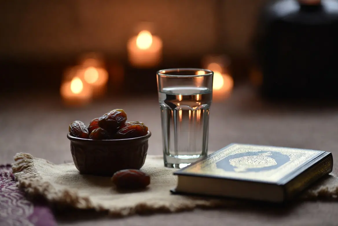 سفره افطار ساده به عنوان نماد آمادگی جسمی و روحی در استقبال از ماه رمضان.